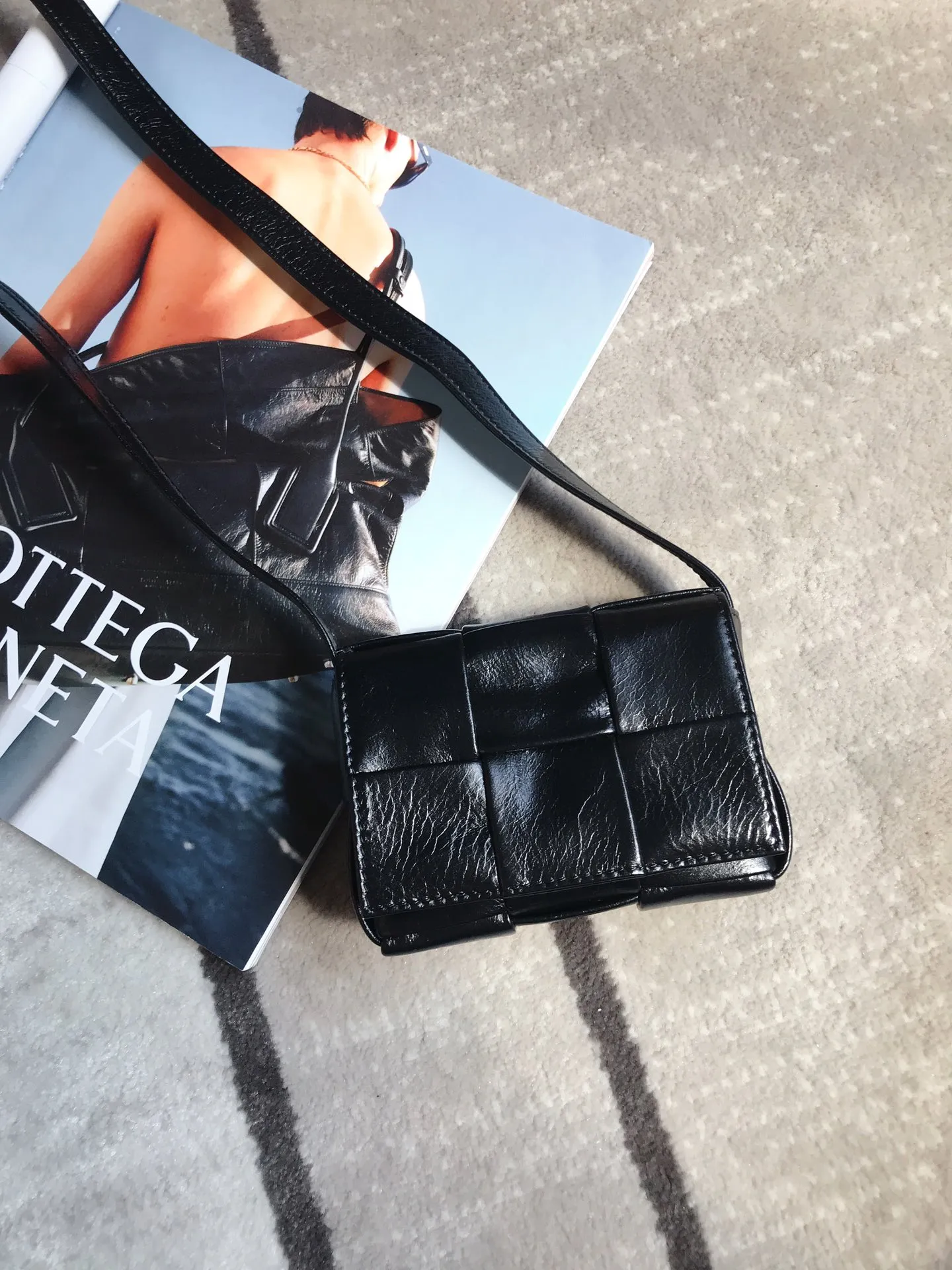 𝗕𝗼𝘁𝘁𝗲𝗴𝗮 𝗩𝗲𝗻𝗲𝘁𝗮———— New product𝗺𝗶𝗻𝗶 𝗰𝗮𝘀𝘀𝗲𝘁𝘁𝗲‼ ️ A super cute one 𝒎𝒊𝒏𝒊 𝒄𝒂𝒔𝒔𝒆𝒕𝒕𝒆, a must-have for delicate girls. It’s the same height as lipstick. Although it can’t fit a mobile phone, it can fit all my cuteness and lipstick ❗️ We only make the highest end in the market, welcome to compare Size: 12*8*4cm.
